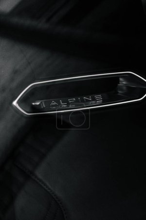 Foto de Un primer plano vertical del logotipo de la marca de automóviles Alpine en el asa del vehículo - Imagen libre de derechos