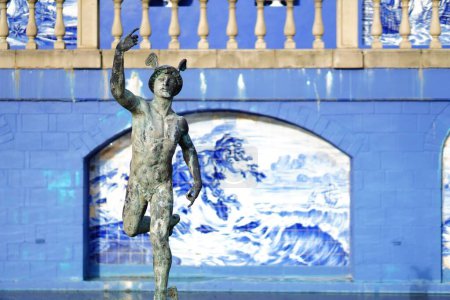 Téléchargez les photos : Une sculpture d'un bâtiment portugais bleu dans le jardin botanique Mondo Verde à Landgraaf, Pays-Bas - en image libre de droit