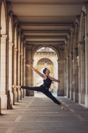 Foto de Un joven bailando ballet clásico en las calles de Barcelona con un hermoso fondo - Imagen libre de derechos