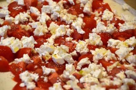 Foto de Una hermosa vista de cerca de los tomates con queso y aceite de oliva en la masa - Imagen libre de derechos
