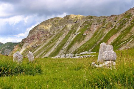 Foto de Las tumbas solitarias de gente desconocida en la montaña Visocica, Bosnia y Herzegovina - Imagen libre de derechos