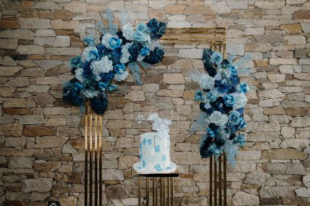 Foto de Un primer plano de un pastel azul cerca de la pared marrón - Imagen libre de derechos