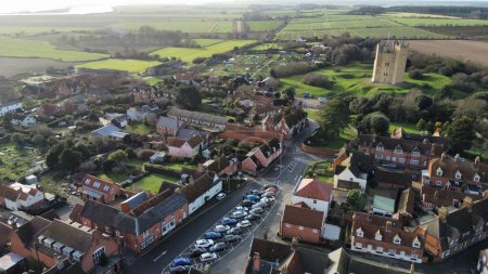Téléchargez les photos : Un drone de maisons résidentielles et de voitures garées dans une ville près du château d'Orford au Royaume-Uni - en image libre de droit