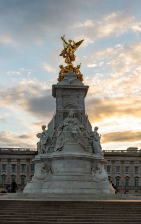 Foto de Un plano vertical del Memorial blanco y dorado de la reina Victoria frente al Palacio de Buckingham en Londres, Inglaterra - Imagen libre de derechos