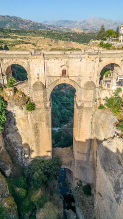 Foto de Una vista del Puente Nuevo en Ronda desde el aire, España - Imagen libre de derechos