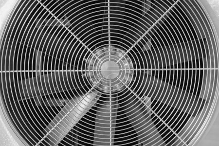 Foto de Un primer plano de los detalles de un ventilador de refrigeración industrial - Imagen libre de derechos
