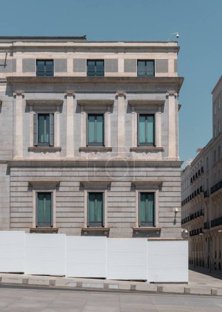 Foto de Una fachada mínima de ladrillo gris en una vista frontal del edificio residencial - Imagen libre de derechos
