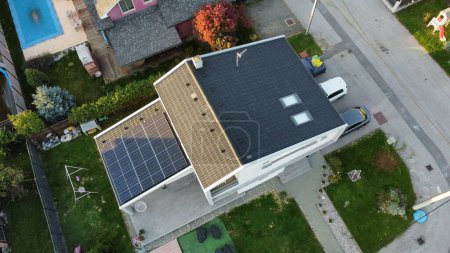 Foto de Una vista aérea de los paneles solares en el techo de la casa - Imagen libre de derechos