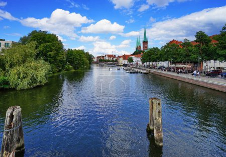 Téléchargez les photos : Une vue panoramique sur la paisible rivière Trave entourée de bâtiments traditionnels et de verdure en Allemagne - en image libre de droit