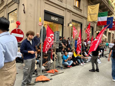 Foto de Los trabajadores de la fábrica protestan contra el despido de la compañía internacional Liu Jo - Imagen libre de derechos