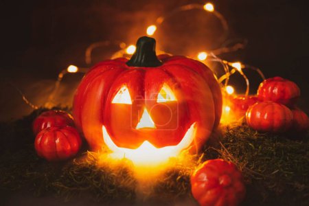 Téléchargez les photos : Les décorations pour Halloween avec des boules de cristal et des citrouilles avec un fond lumineux - en image libre de droit