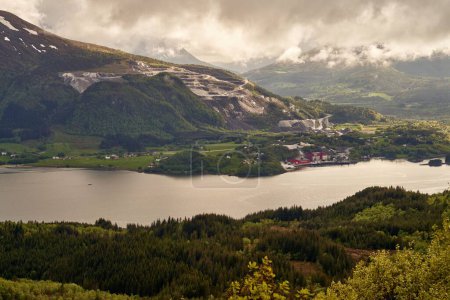Téléchargez les photos : Un fjord norvégien avec des sommets enneigés et un ciel nuageux en arrière-plan, Karvag, Norvège - en image libre de droit