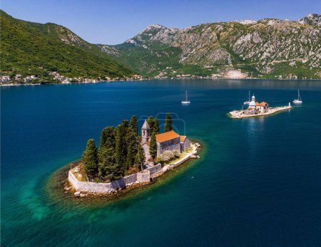 Foto de Una vista aérea de la isla de San Jorge en la bahía de Kotor, Montenegro - Imagen libre de derechos