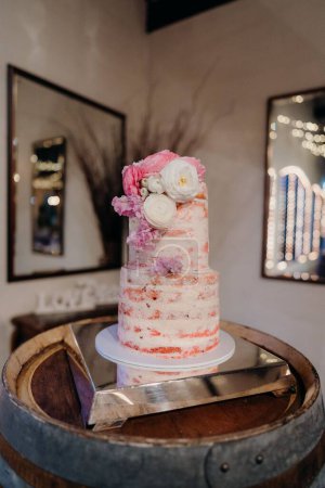 Téléchargez les photos : Un gros plan d'un gâteau de mariage sur une table - en image libre de droit