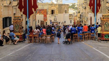 Foto de Una multitud en la calle durante la fiesta de Nuestra Señora del Perpetuo Sucesor en la Plaza San Gregorio, Kercem, Gozo, Malta - Imagen libre de derechos