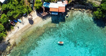 Téléchargez les photos : Une vue aérienne de la belle plage et du village de Curaçao pendant l'été - en image libre de droit