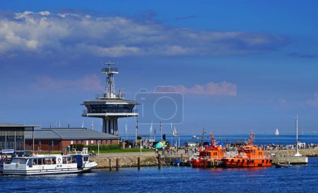 Téléchargez les photos : Une belle vue sur les bateaux dans le port sur la tranquille rivière Trave à Lubeck par une journée d'été - en image libre de droit