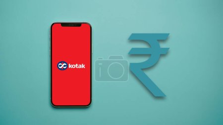 Téléchargez les photos : Kotak Mahindra Bank sur écran de téléphone mobile - en image libre de droit