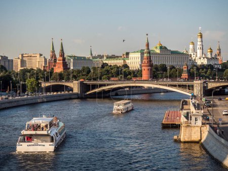 Foto de Vista del Kremlin y barcos sobre el río Moskva - Imagen libre de derechos