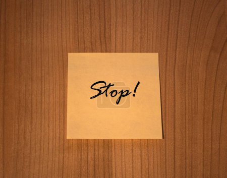 Téléchargez les photos : Post-it note en papier Stop ! sur fond en bois - en image libre de droit