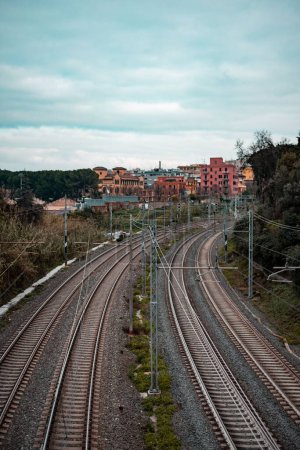 Foto de Las vías del tren durante el día bajo un cielo azul - Imagen libre de derechos