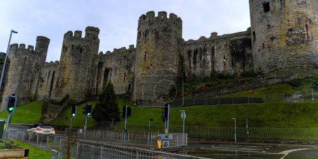 Téléchargez les photos : Vue panoramique du côté du château de Conwy se dirigeant vers un pont au Royaume-Uni. - en image libre de droit