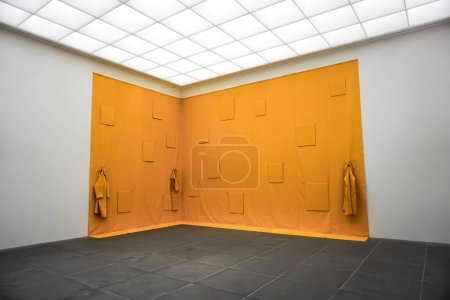 Foto de Una pared amarilla de arte moderno en el Neues Museum de Nuremberg, Alemania - Imagen libre de derechos