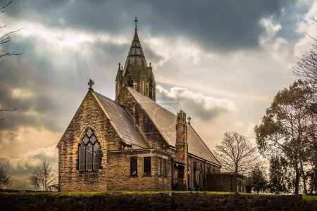 Téléchargez les photos : Une vue fascinante de l'église Saint Matthieu sous un ciel nuageux à Chadderton, Angleterre - en image libre de droit