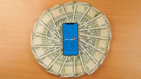 Foto de Banco de la India o BOI en la pantalla del teléfono móvil, fondo aislado - Imagen libre de derechos