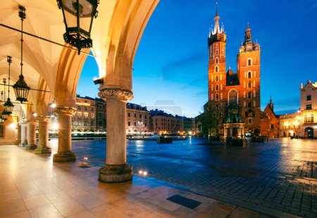 Téléchargez les photos : L'église Sainte-Marie dans la soirée avec un ciel bleu en arrière-plan, à Cracovie, en Pologne - en image libre de droit