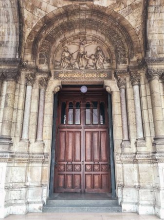 Téléchargez les photos : Vue verticale de l'entrée de la basilique du Sacré-Cœur de Montmartre à Paris, France - en image libre de droit