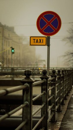 Téléchargez les photos : Un arrêt de taxi dans un décor cinématographique brumeux - papier peint parfait - en image libre de droit