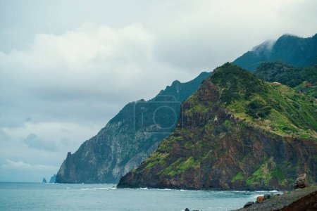 Foto de El hermoso paisaje marino de la bahía de Madeira, Portugal - Imagen libre de derechos