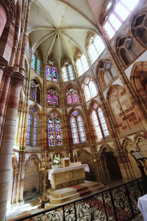 Téléchargez les photos : Un intérieur de l'église Saint Vitus à Prague - en image libre de droit