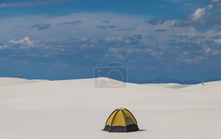 Téléchargez les photos : Une tente jaune dans le parc national White Sands sous un ciel nuageux bleu au Nouveau-Mexique - en image libre de droit