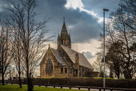 Téléchargez les photos : Une vue fascinante de l'église Saint Matthieu sous un ciel nuageux à Chadderton, Angleterre - en image libre de droit