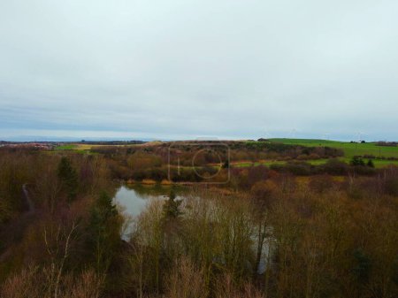 Téléchargez les photos : Vue aérienne d'une forêt d'automne avec le lac de Lyon à Hetton - en image libre de droit