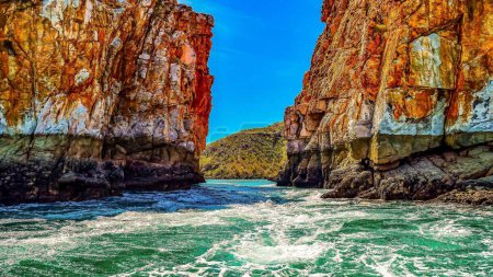 Téléchargez les photos : Une vue panoramique sur les chutes horizontales dans les îles de la région de Kimberley en Australie occidentale - en image libre de droit