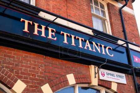 Téléchargez les photos : Panneau du Titanic Public House dans la ville de Southampton. - en image libre de droit