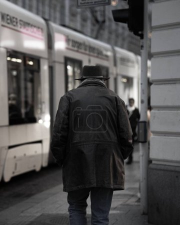 Foto de Un disparo vertical de un hombre caminando en el metro - Imagen libre de derechos