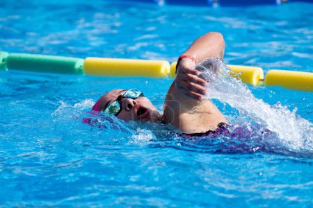 Téléchargez les photos : Un gros plan d'une femme nageant dans la piscine. Compétition de fitness au Costa Rica. - en image libre de droit