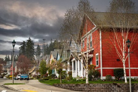 Téléchargez les photos : Vue sur les rues de maisons de style scandinave dans une banlieue de Paulsbro, WA, USA. - en image libre de droit