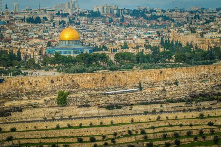 Foto de Un hermoso paisaje del Monte del Templo con la Cúpula de la Roca en la Ciudad Vieja de Jerusalén - Imagen libre de derechos