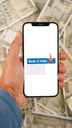 Foto de Banco de la India o BOI en la pantalla del teléfono móvil, fondo aislado - Imagen libre de derechos