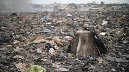 Téléchargez les photos : Un gros plan de déchets abandonnés sur un rivage marin pollué à Accra, au Ghana - en image libre de droit