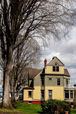 Foto de Una casa de estilo nórdico contra el lago en Port Gamble, Washington, EE.UU. - Imagen libre de derechos