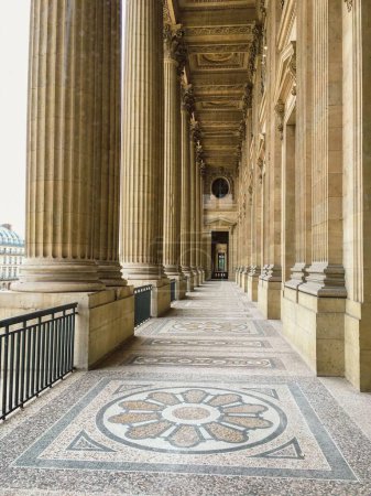 Téléchargez les photos : Un plan vertical de la Colonnade du Louvre avec des colonnes géantes dans un bâtiment à Paris, France - en image libre de droit