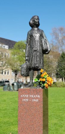 Téléchargez les photos : Un plan vertical de la statue d'Anne Frank sur la place Merwede à Amsterdam, Pays-Bas. - en image libre de droit