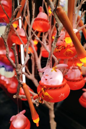 Téléchargez les photos : Lanterne de lapin à vendre pour célébrer la nouvelle année - en image libre de droit