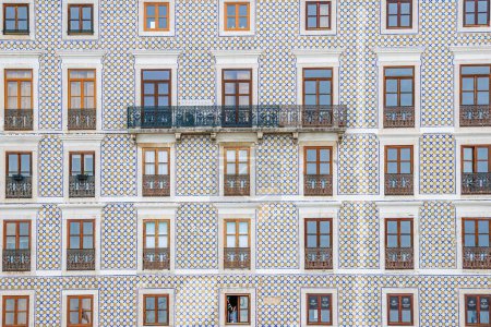 Téléchargez les photos : Détail de la finition des carreaux sur la façade de l'ancien bâtiment de la ville de Lisbonne - en image libre de droit